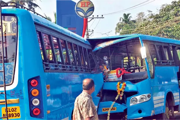 നെല്ലിക്കുന്നത്ത് സ്വകാര്യ ബസുകൾ കൂട്ടിയിടിച്ച് 49 പേർക്ക് പരിക്ക്