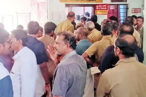 വാഹനങ്ങളുടെ ഫിറ്റ്‌നസ് പരിശോധന: വലഞ്ഞ് ഉടമകൾ