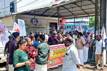 സൗജന്യ കായികപരിശീലനം നിർത്തലാക്കിയതിനെതിരേ ഡി.വൈ.എഫ്.ഐ. പ്രതിഷേധം