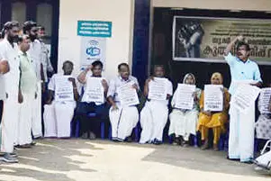 കൊപ്പം പഞ്ചായത്ത് ഓഫീസ് ഉപരോധിച്ച് യു.ഡി.എഫ്. അംഗങ്ങൾ
