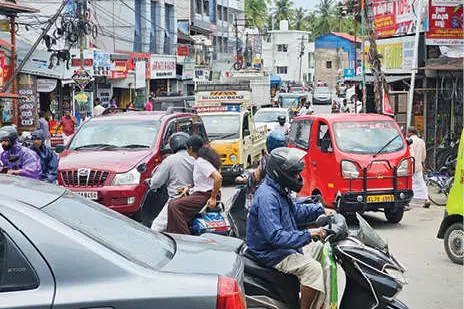 സുന്ദരഗ്രാമമാണ്, പക്ഷേ...ഗതാഗതക്കുരുക്ക് രൂക്ഷം