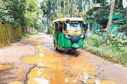 തകർന്ന റോഡിൽ നടുവൊടിക്കുന്ന യാത്ര