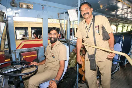സാരഥികളായി അച്ഛനും മകനും; ആനവണ്ടിക്ക് ഹാപ്പി ട്രിപ്പ്