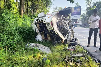 വിനോദയാത്രാസംഘത്തിന്റെ ട്രാവലർ ലോറിയിലിടിച്ച് മറിഞ്ഞ് രണ്ടുപേർ മരിച്ചു