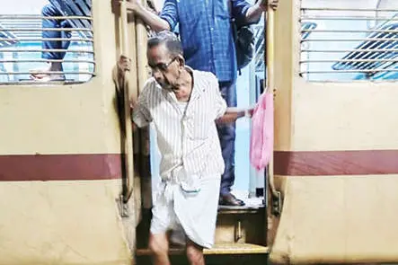 യാത്രക്കാർക്ക് ഇറങ്ങാനും കയറാനും പെടാപ്പാട്