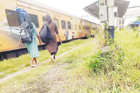 കാട് കയറി വളപട്ടണം റെയിൽവേ സ്റ്റേഷൻ