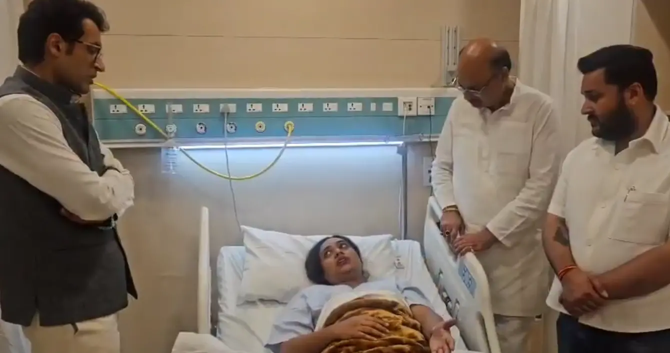 BJP leader Pradeep Bhandari speaks with the female journalist at the hospital | X/pradip103