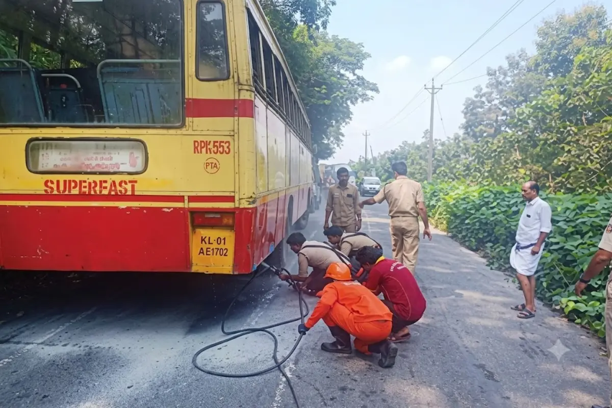 ബ്രേക്ക് ലൈനർ കത്തി തീപടർന്ന കെ.എസ്.ആർ.ടി.സി. ബസ്സിനടിയിലേക്ക് വെള്ളമടിച്ച് മുക്കം അഗ്നിരക്ഷാ സേനാംഗങ്ങൾ പുക പൂർണമായി അണയ്ക്കുന്നു