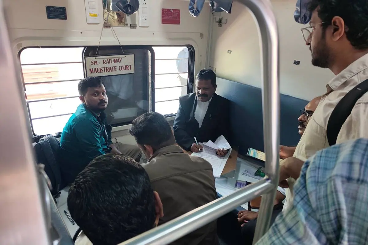 റെയിൽവേ മജിസ്‌ട്രേറ്റ് തീവണ്ടി കോച്ചിൽ കേസ് പരിശോധിക്കുന്നു