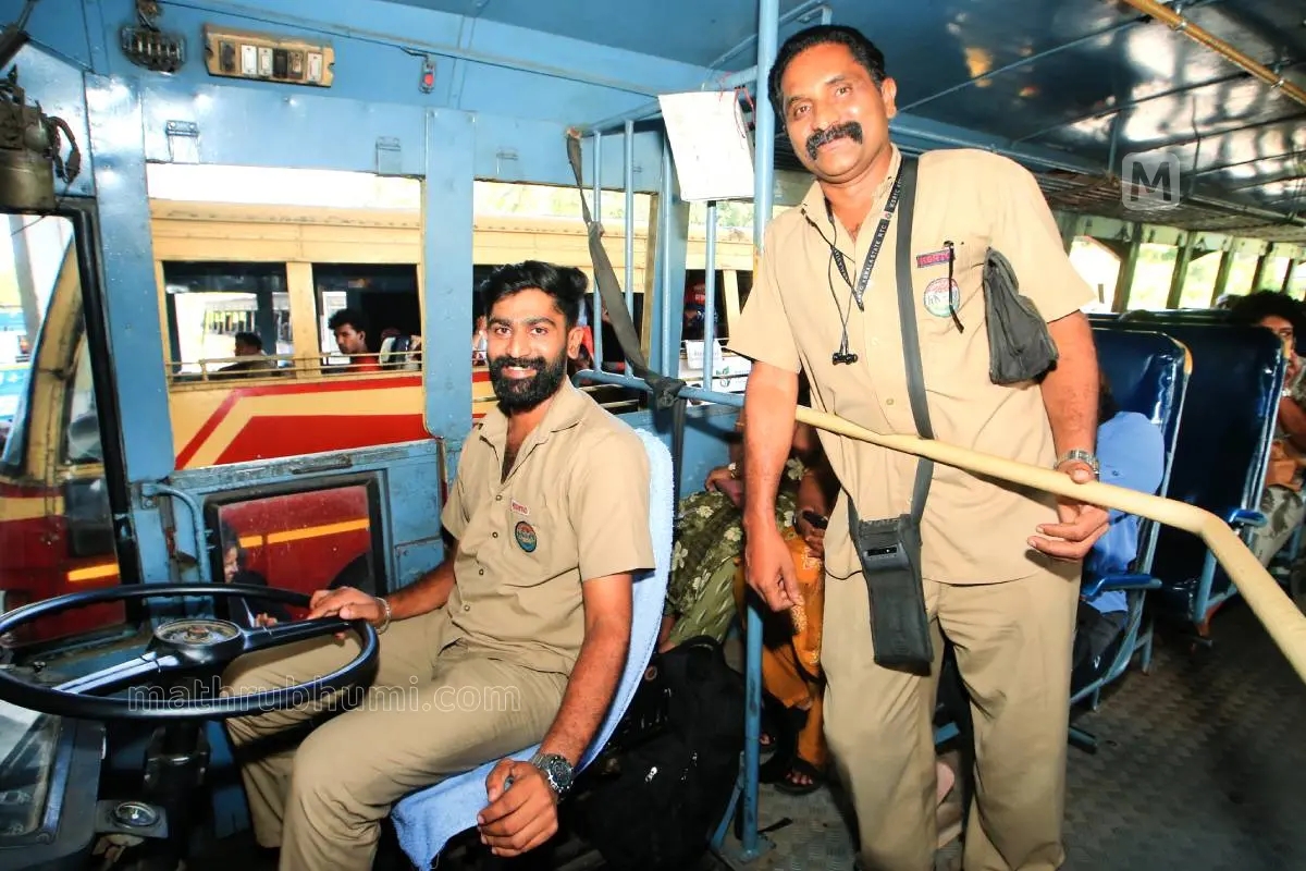 ഗിരീഷും മകന് ആദര്ശും ഒരുമിച്ച് ഡ്യൂട്ടിയെടുത്തത് കല്പറ്റ-കോഴിക്കോട് സര്വീസില്