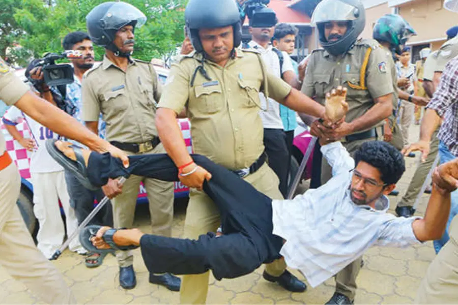 എസ്.എഫ്.ഐ പ്രവർത്തകരെ ഇടിവളകൊണ്ട് മർദിച്ചു, മദ്യപിച്ചതായും പരാതി; പാലക്കാട് പോലീസുകാരന് സസ്പെൻഷൻ