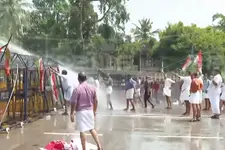 നാട്ടിക ടോൾ പ്ലാസയിൽ എൽ.ഡി.എഫ്. - യു.ഡി.എഫ്. പ്രതിഷേധം; യു.ഡി.എഫ്. മാർച്ചിൽ സംഘർഷം, ജലപീരങ്കി