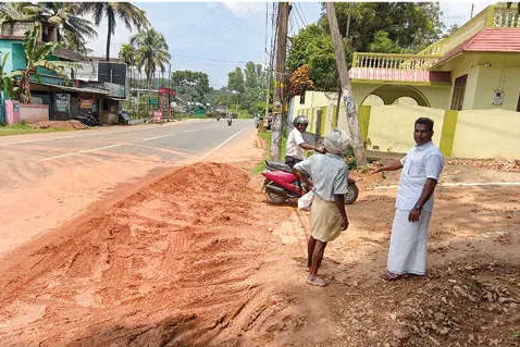 എം.സി.റോഡിൽ മൺകൂന; അപകടഭീതിയിൽ മിത്രപുരം