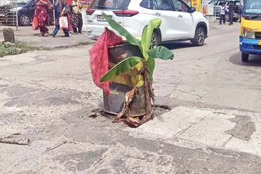 ഇരിങ്ങാലക്കുട ഠാണ ബസ് സ്റ്റാൻഡ് റോഡ്; കാനയ്ക്കു കുറുകേയുള്ള സ്ലാബ് തകർന്നു