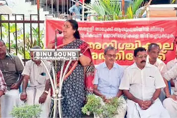 ശുചീകരണത്തൊഴിലാളികളെ പിരിച്ചുവിട്ട സംഭവം: എൽ.ഡി.എഫ്. സമരം തുടങ്ങി
