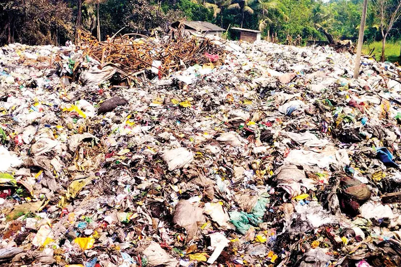 പെരുമാനി തീപ്പിടിത്തം: കുന്നുകൂടിയ പ്ലാസ്റ്റിക് മാലിന്യം നീക്കുന്നത് വെല്ലുവിളി