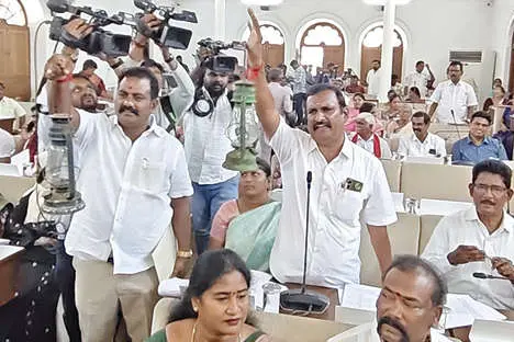 തെരുവുവിളക്കുകൾ കത്താത്തതിൽ റാന്തലുമായെത്തി പ്രതിഷേധം