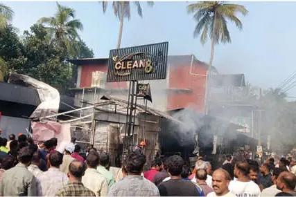 റസ്റ്ററന്റിൽ ഗ്യാസ് സിലിൻഡർ പൊട്ടിത്തെറിച്ച് തീപ്പിടിത്തം