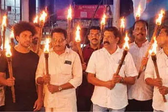 യു.പി.ഐ. ഇടപാടിന് തുക ഈടാക്കൽ: വ്യാപാരികൾ പന്തംകൊളുത്തി പ്രകടനം നടത്തി