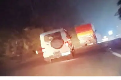 രാത്രിയിൽ കക്കൂസ് മാലിന്യം തള്ളാൻ നമ്പർപ്ലേറ്റില്ലാതെ ലോറി