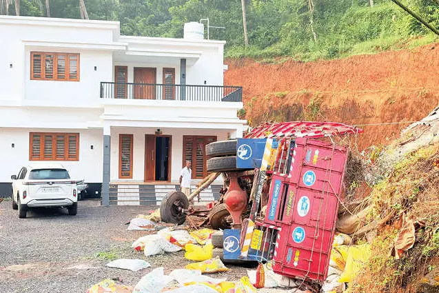 വീട്ടുമുറ്റത്തേക്ക് ലോറിമറിഞ്ഞു