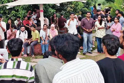 വിദ്യാർഥികളുടെ സസ്പെൻഷനിൽ സന്ധിയില്ലാതെ അധികൃതർ; സമരം തുടർന്ന് വിദ്യാർഥികൾ