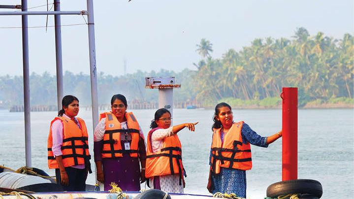 ഇരുളിലും കടലിലെ മീനുകൾക്ക് കാവലാളായി കാസർകോടിന്റെ പെൺപട
