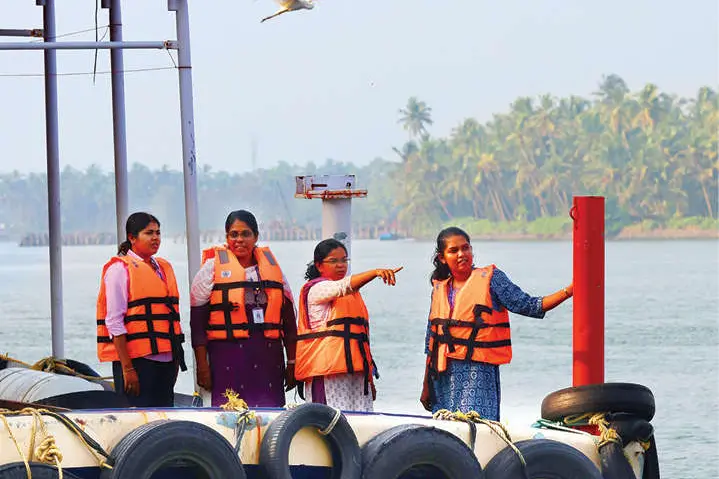 ഇരുളിലും കടലിലെ മീനുകൾക്ക് കാവലാളായി കാസർകോടിന്റെ പെൺപട
