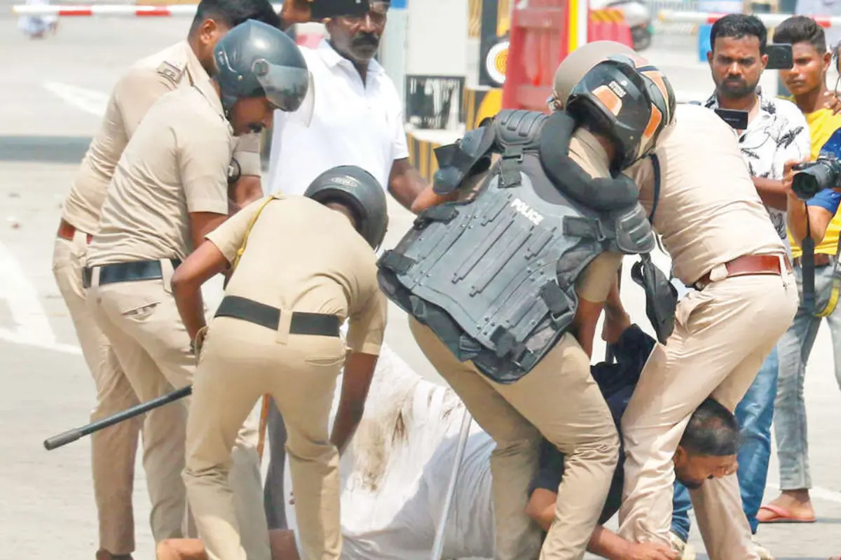 • നാട്ടിക ടോൾ പ്ലാസയിൽ ടോൾപിരിവ് പുനരാരംഭിച്ചതിനെതിരേ യു.ഡി.എഫ്. നടത്തിയ മാർച്ചിനിടെ ബാരിക്കേഡുകൾ മറികടന്ന ഡി.സി.സി. ജനറൽ സെക്രട്ടറി ശോഭാ സുബിനെ പോലീസ് വലിച്ചിഴയ്ക്കുന്നു