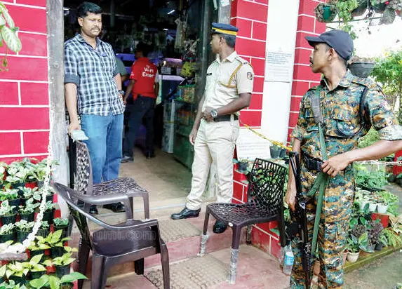 Police personnel stationed outside the Jewish synagogue at Ernakulam Market Kadavu after banners placed in front of the synagogue were set on fire early Monday morning | Photo: Mathrubhumi