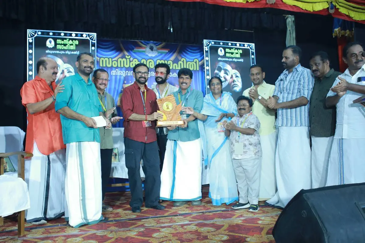 നടനും നിർമാതാവുമായ മണിയൻപിള്ള രാജു സംസ്കാരസാഹിതി സുകുമാർ പുരസ്കാരം മന്ത്രി ടി. സിദ്ദിഖിൽനിന്ന് ഏറ്റുവാങ്ങുന്നു | ഫോട്ടോ: അറേഞ്ച്ഡ്
