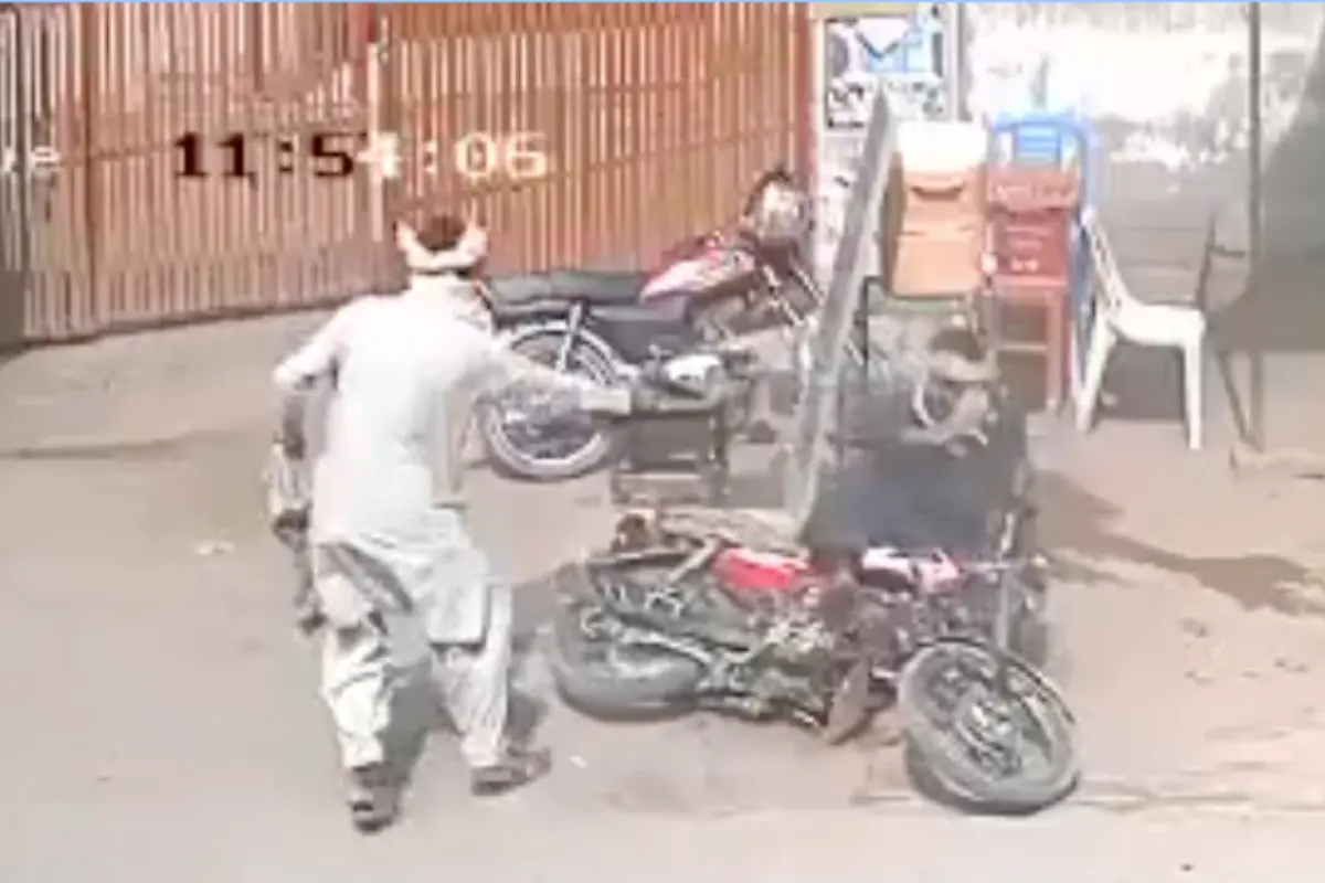 Video shows a gunman firing at a motorcyclist before fleeing | Photo: X