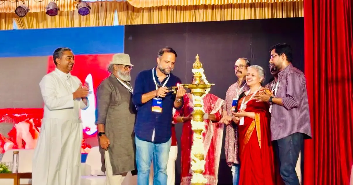 രണ്ടാമത് മാക്ട-രാജഗിരി ഇന്റർനാഷണൽ ഫിലിം ഫെസ്റ്റിവൽ സംവിധായകൻ ജൂഡ് ആന്റണി ഉദ്ഘാടനം ചെയ്യുന്നു. രാജഗിരി കോളജ് ഡയറക്ടർ റവ. ഫാ. അജീഷ് പുതുശേരി സിഎംഐ,മാക്ട ചെയർമാൻ ജോഷി മാത്യു, ജോൺ പോളിന്റെ മകൾ ജിഷ ജോൺ,സംവിധായകൻ മധുപാൽ,പ്രിൻസിപ്പാൾ ഡോ. ലാലി മാത്യു, മാക്ട ജനറൽ സെക്രട്ടറി ശ്രീകുമാർ അരൂക്കുറ്റി,കോളജ് ആനിമേഷൻ ആൻഡ് ഗ്രാഫിക് ഡിസൈൻ വിഭാഗം മേധാവി രഞ്ജു എ.സി എന്നിവർ സമീപം.