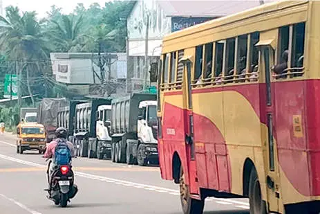എം.സി. റോഡിൽ അനധികൃത പാർക്കിങ്; വാഹനാപകടങ്ങളേറുന്നു