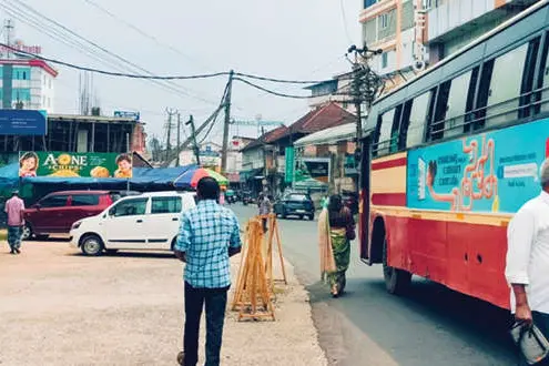 ബസ് കാത്തിരിപ്പുകേന്ദ്രത്തിൽ അനധികൃത പാർക്കിങ് ; ഓടിവലഞ്ഞ് യാത്രക്കാർ