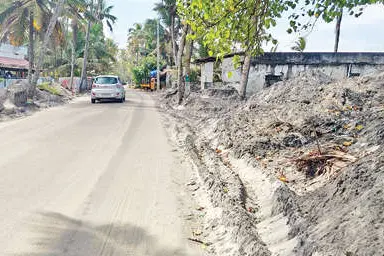 തീരദേശ റോഡിൽ പരന്നുകിടക്കുന്ന മണൽ യാത്രക്കാർക്കു ഭീഷണിയാകുന്നു