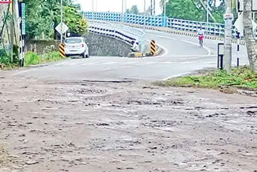 പാലങ്ങൾക്ക് കോടിക്കിലുക്കം; റോഡുപണി പാളി