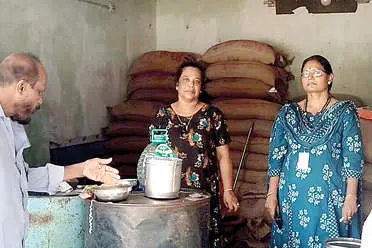 പുഴുവും പൂപ്പലും കണ്ടെത്തിയ റേഷനരി മാറ്റിത്തുടങ്ങി