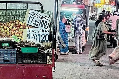 റോഡ് കൈയേറി വഴിയോരക്കച്ചവടം: മൗനം പാലിച്ച് അധികൃതർ