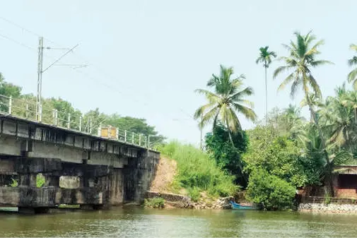 ചിത്താരി റെയിൽവേ പാലത്തിന്റെ പാർശ്വഭിത്തി ഇടിഞ്ഞു