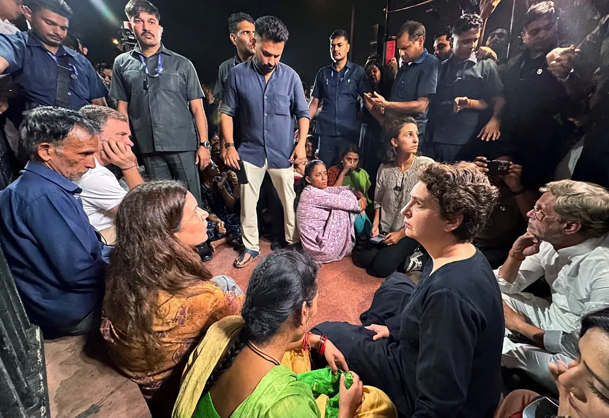 Lok Sabha LoP Rahul Gandhi and Congress MP Priyanka Gandhi Vadra join the family of Ankita Bhandari during a sit-in protest at India Gate