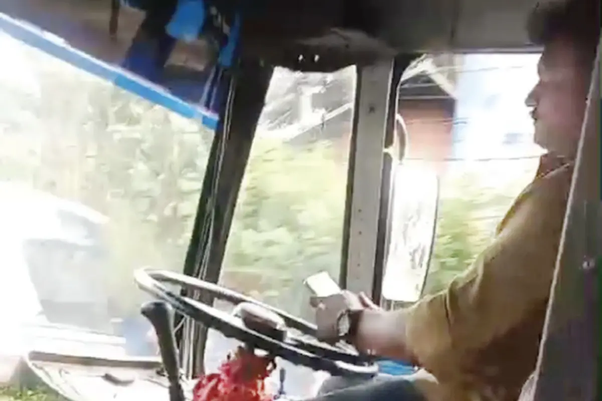 ചങ്ങനാശ്ശേരി- കോട്ടയം റൂട്ടിൽ സർവീസ് നടത്തുന്ന സ്വകാര്യ ബസിലെ ഡ്രൈവർ ഡ്രൈവിങ്ങിനിടെ മൊബൈൽ ഫോണിൽ ചാറ്റ് ചെയ്യുന്നു