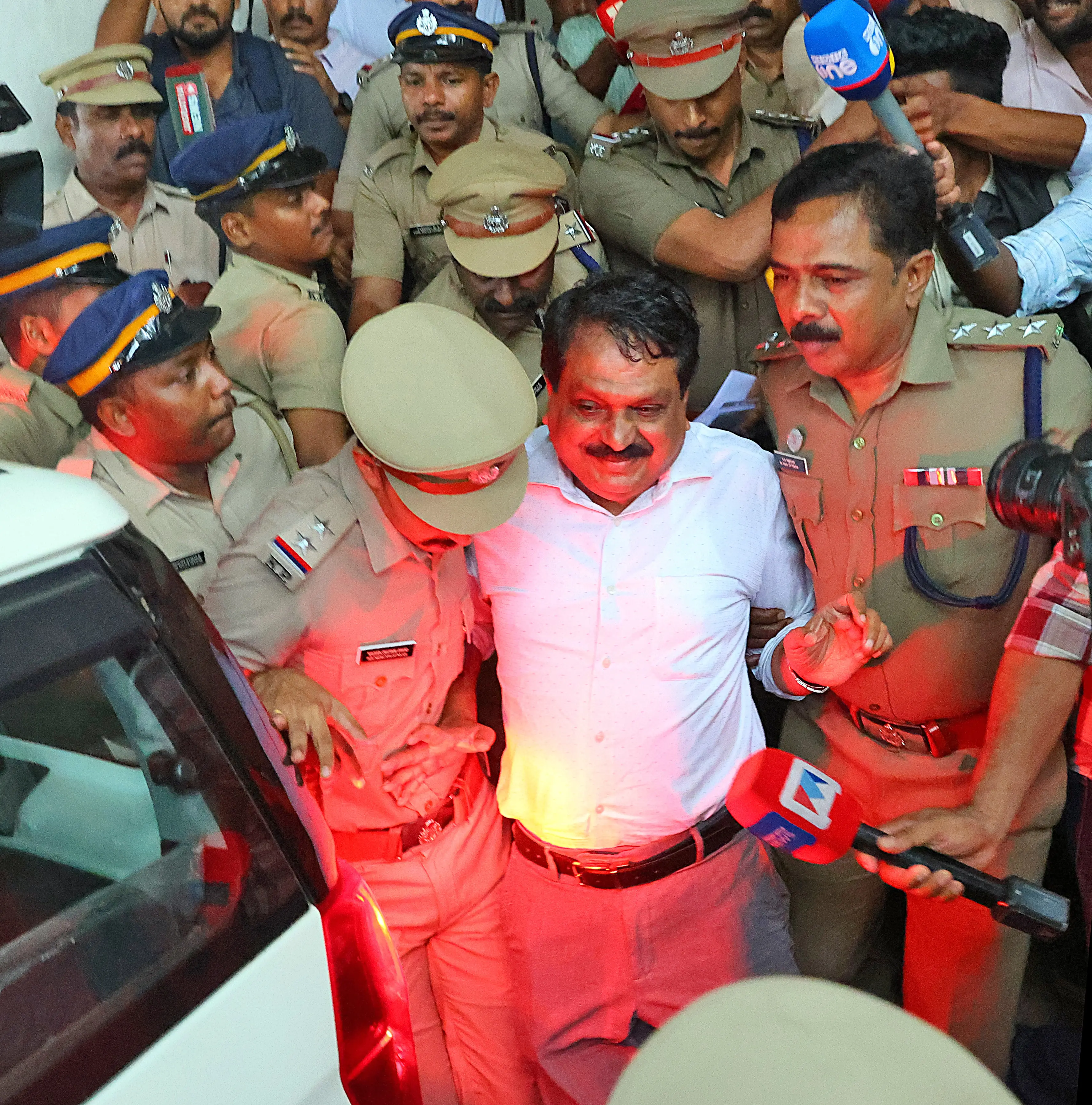 ടോമിന് ജെ. തച്ചങ്കരിയെ പൂജപ്പുര സെന്ട്രല് ജയിലിലേക്കു കൊണ്ടുപോകുന്നു (ഫയല് ചിത്രം) |ഫോട്ടോ:മാതൃഭൂമി