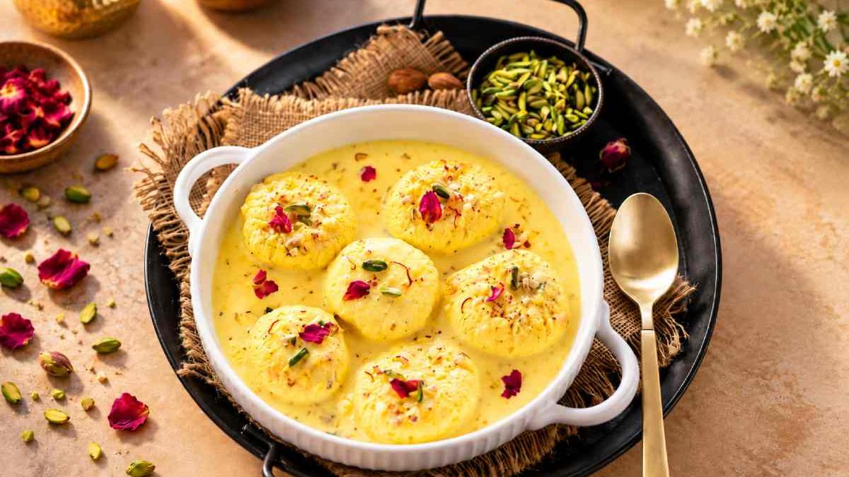 മധുരപലഹാരങ്ങളിൽ പ്രശസ്തമായ നാവിൽ അലിഞ്ഞുചേരുന്ന രസ് മലായ്