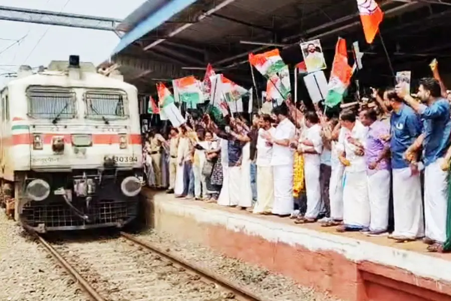 ഇന്റർസിറ്റിക്ക് ഒറ്റപ്പാലത്ത് സ്റ്റോപ്പ്: അവകാശവാദവുമായി കോൺഗ്രസും ബിജെപിയും, സ്വീകരണത്തിനിടെ ഉന്തുംതള്ളും