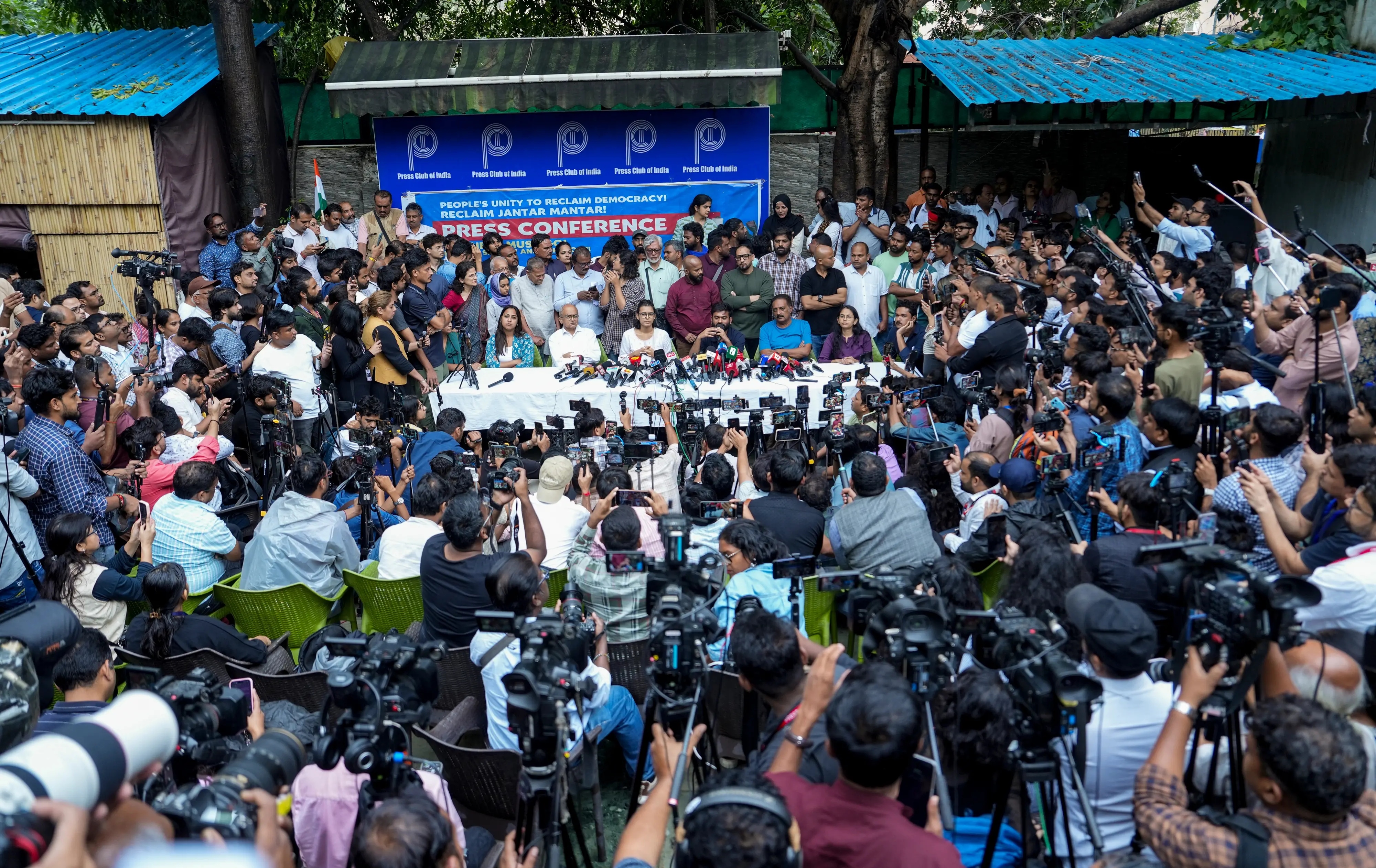 പ്രസ് ക്ലബ് ഓഫ് ഇന്ത്യയിൽ നടന്ന വാർത്താസമ്മേളനത്തിൽ സംസാരിക്കുന്ന കോക്രോച്ച് ജനതാ പാർട്ടി (സി.ജെ.പി.) സ്ഥാപകൻ അഭിജീത് ദീപകെ, അഡ്വ. പ്രശാന്ത് ഭൂഷൺ, നടൻ പ്രകാശ് രാജ്, ഐസ പ്രസിഡന്റ് നേഹ ബോറ തുടങ്ങിയവർ | Photo: PTI Photo/Arun Sharma