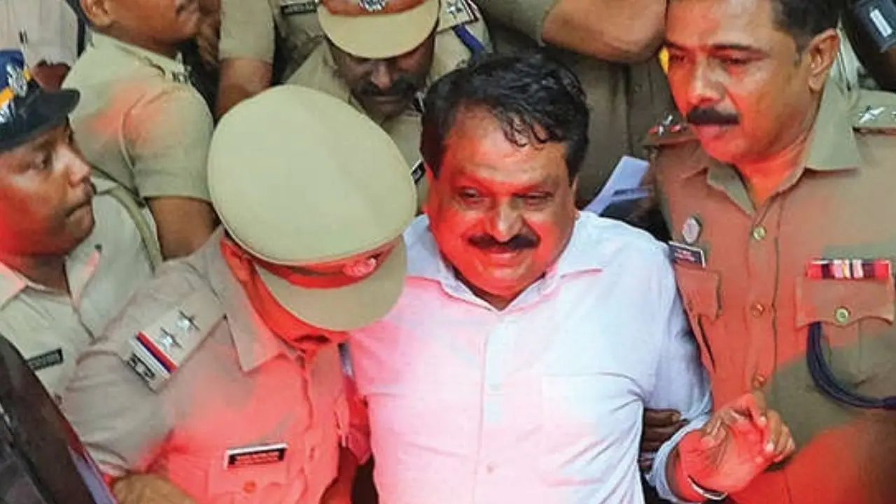 അനധികൃത സ്വത്തുസമ്പാദനക്കേസിൽ കോട്ടയം വിജിലൻസ് കോടതി നാലുവർഷത്തെ കഠിനതടവിന് ശിക്ഷിച്ച മുൻ ഡി.ജി.പി. ടോമിൻ ജെ. തച്ചങ്കരിയെ പൂജപ്പുര സെൻട്രൽ ജയിലിലേക്കു കൊണ്ടുപോകുന്നു | ഫോട്ടോ. ജി. ശിവപ്രസാദ്