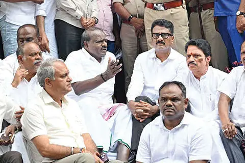 ജെ.ഡി.എസ്. പ്രവർത്തകരെ കസ്റ്റഡിയിലെടുത്തതിൽ കുമാരസ്വാമിയുടെ കുത്തിയിരിപ്പ് സമരം
