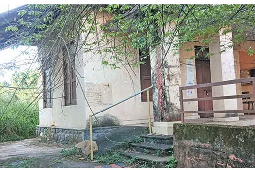 പൊതുമരാമത്ത് വകുപ്പിന്റെ അനാസ്ഥ; സെക്ഷൻ ഓഫീസ് നശിക്കുന്നു
