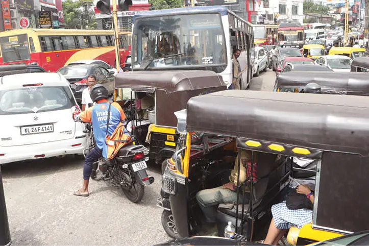 സമരത്തിരക്കിലമർന്ന് നഗരം